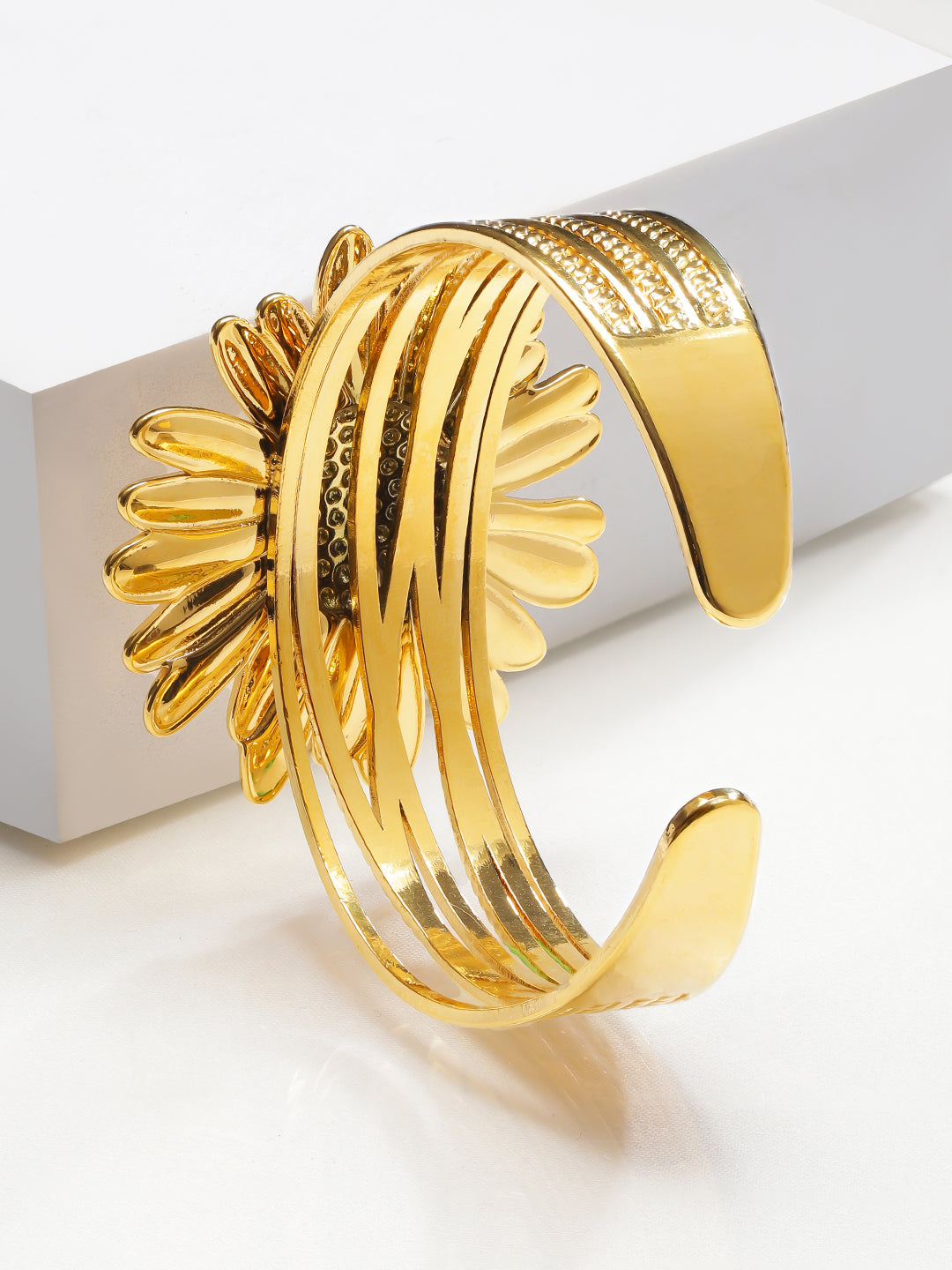 Floral Motif Gold Toned Bracelet フリーサイズ