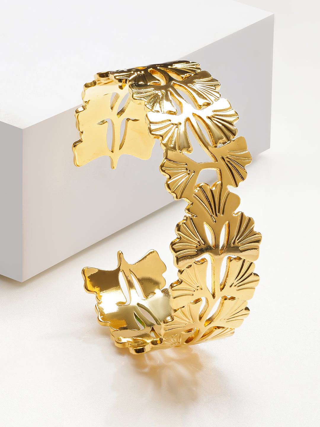 Gold Toned Floral Cuff Bracelet フリーサイズ