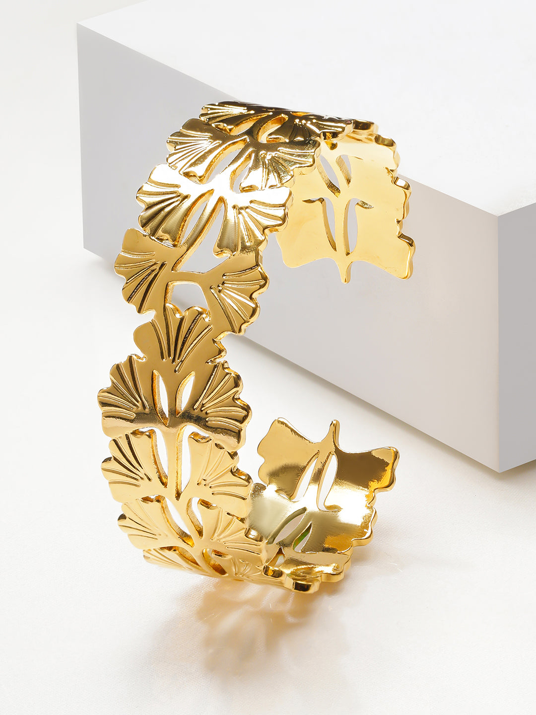 Gold Toned Floral Cuff Bracelet フリーサイズ