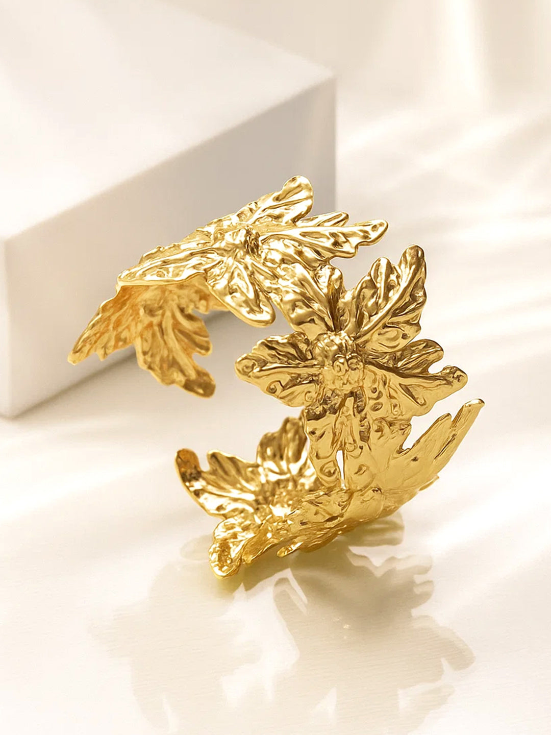 【Rubans】 Voguish 22K Gold-Plated Floral Design Golden Cuff Bracelet｜ヴォーギッシュ 22Kゴールドメッキ フローラル ゴールデン カフブレスレット