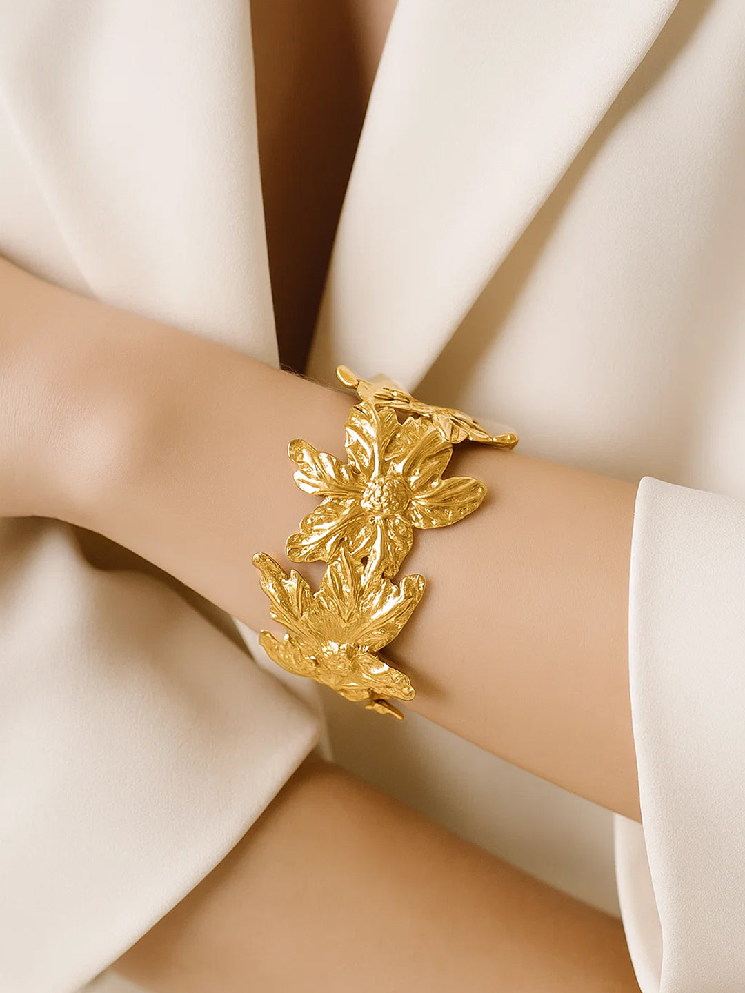 【Rubans】 Voguish 22K Gold-Plated Floral Design Golden Cuff Bracelet｜ヴォーギッシュ 22Kゴールドメッキ フローラル ゴールデン カフブレスレット