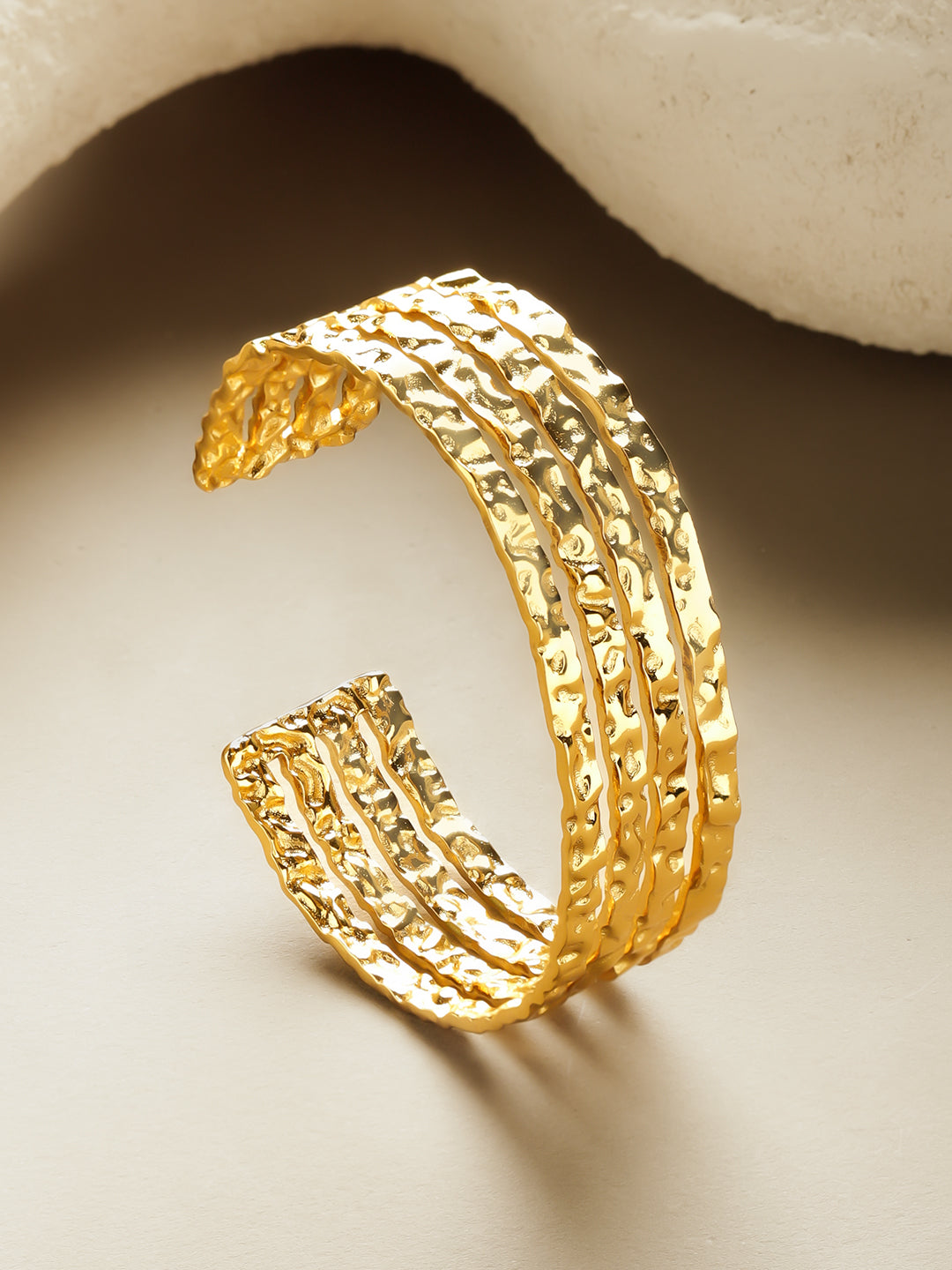 Rubans Voguish 18K Gold-Plated Stainless Steel Tarnish-Free Waterproof Hammered Cuff Bracelet フリーサイズ