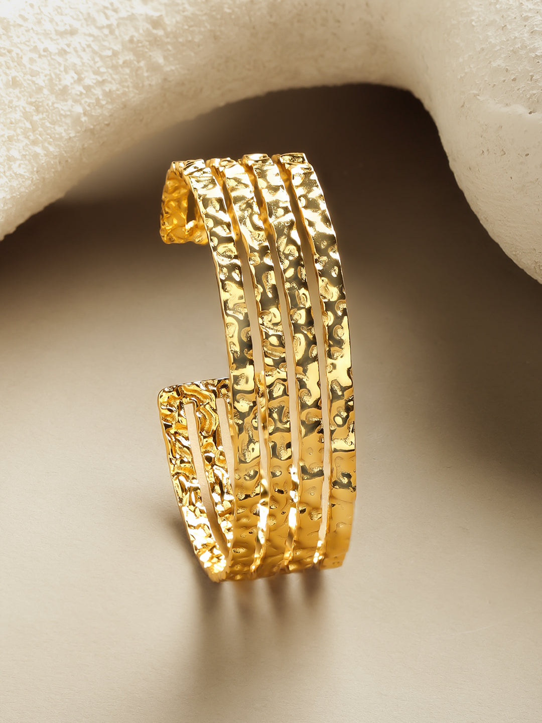 Rubans Voguish 18K Gold-Plated Stainless Steel Tarnish-Free Waterproof Hammered Cuff Bracelet フリーサイズ