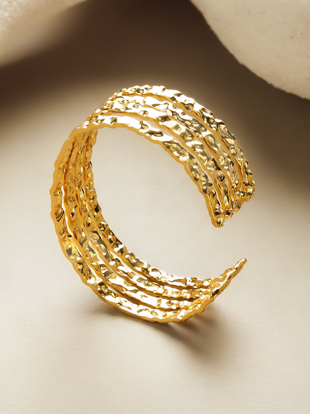 Rubans Voguish 18K Gold-Plated Stainless Steel Tarnish-Free Waterproof Hammered Cuff Bracelet フリーサイズ