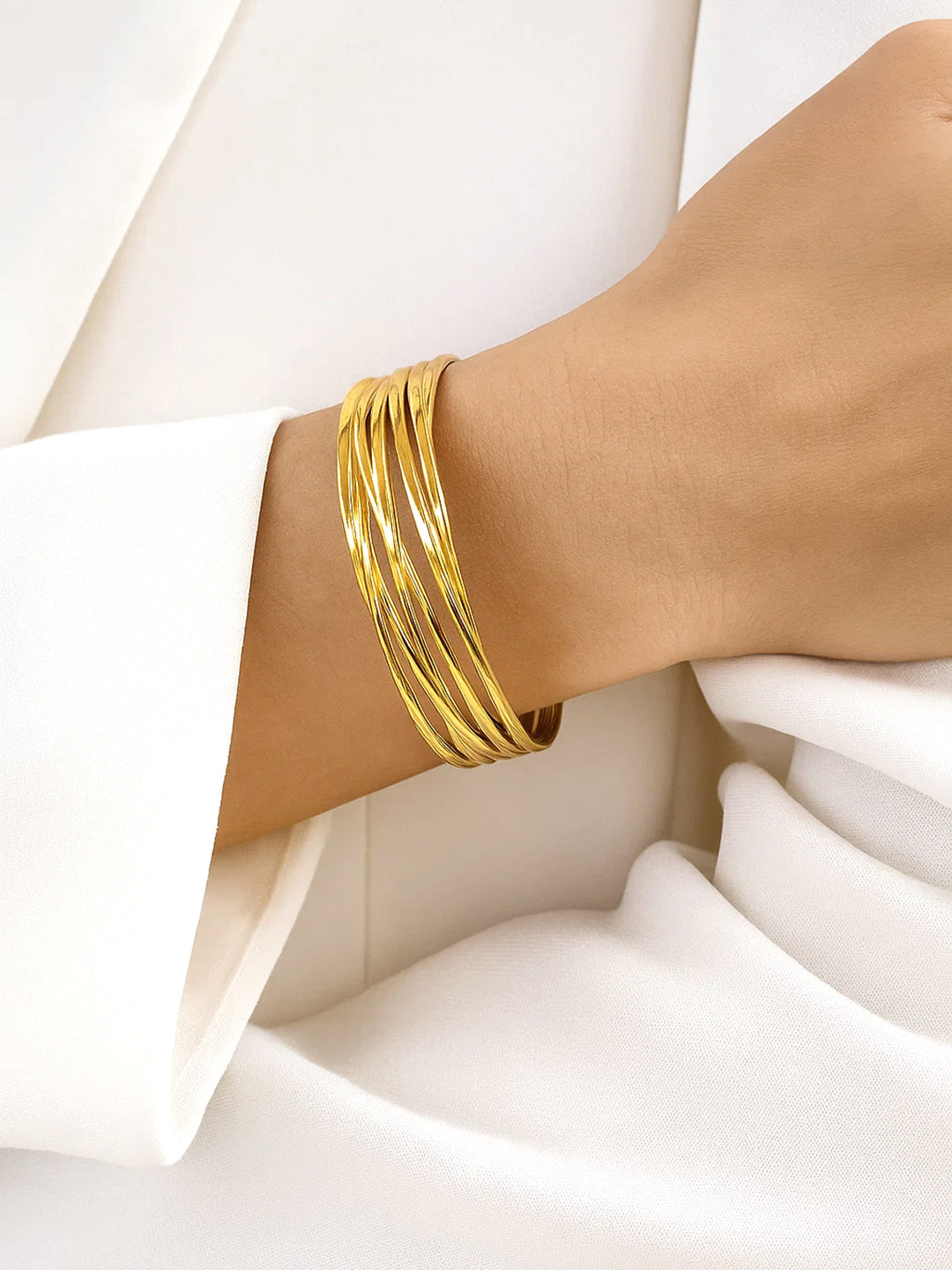 Bold Open Cuff Golden Bracelet フリーサイズ