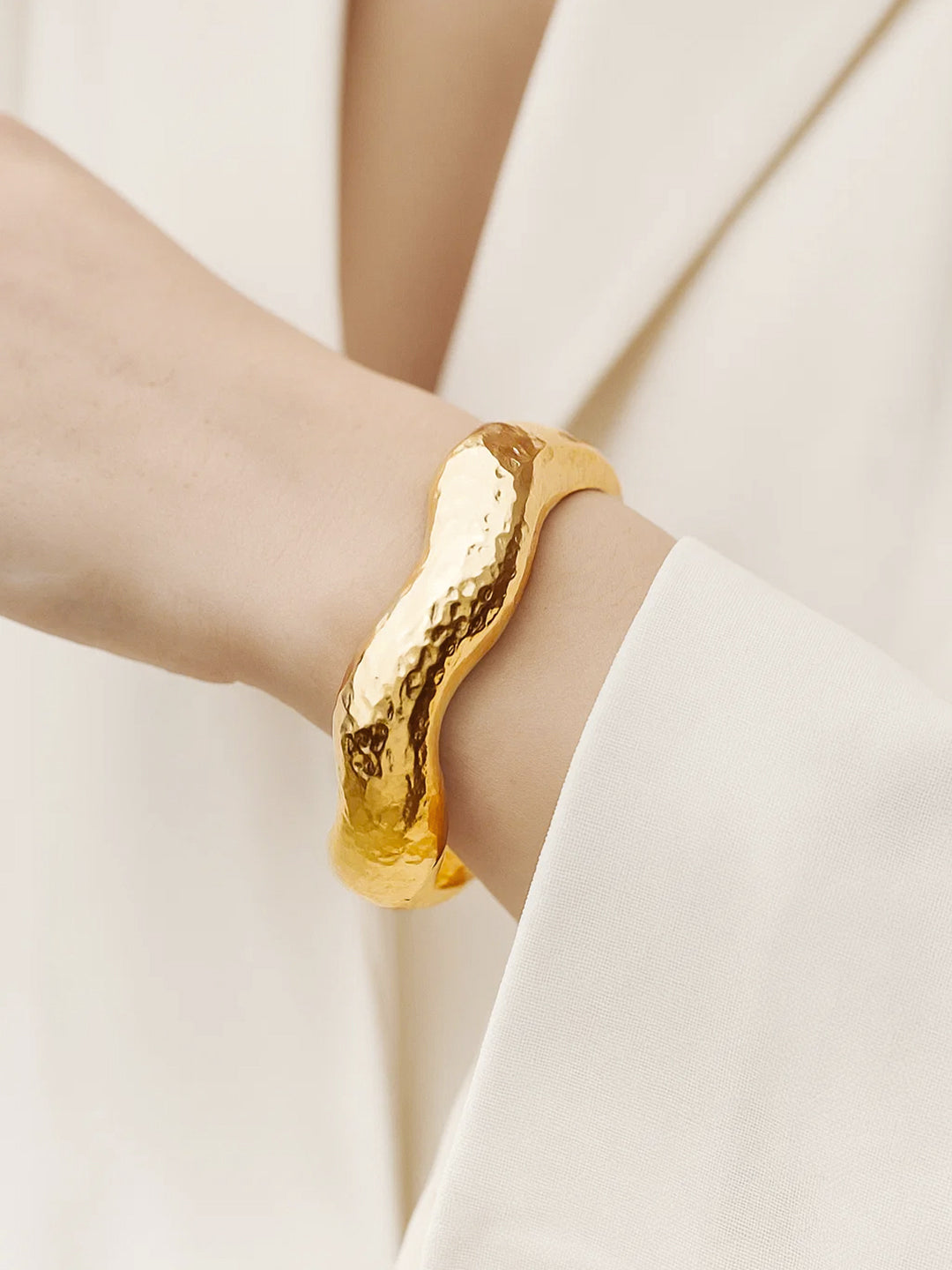 Wavy Textured Bold Statement Gold Bracelet フリーサイズ
