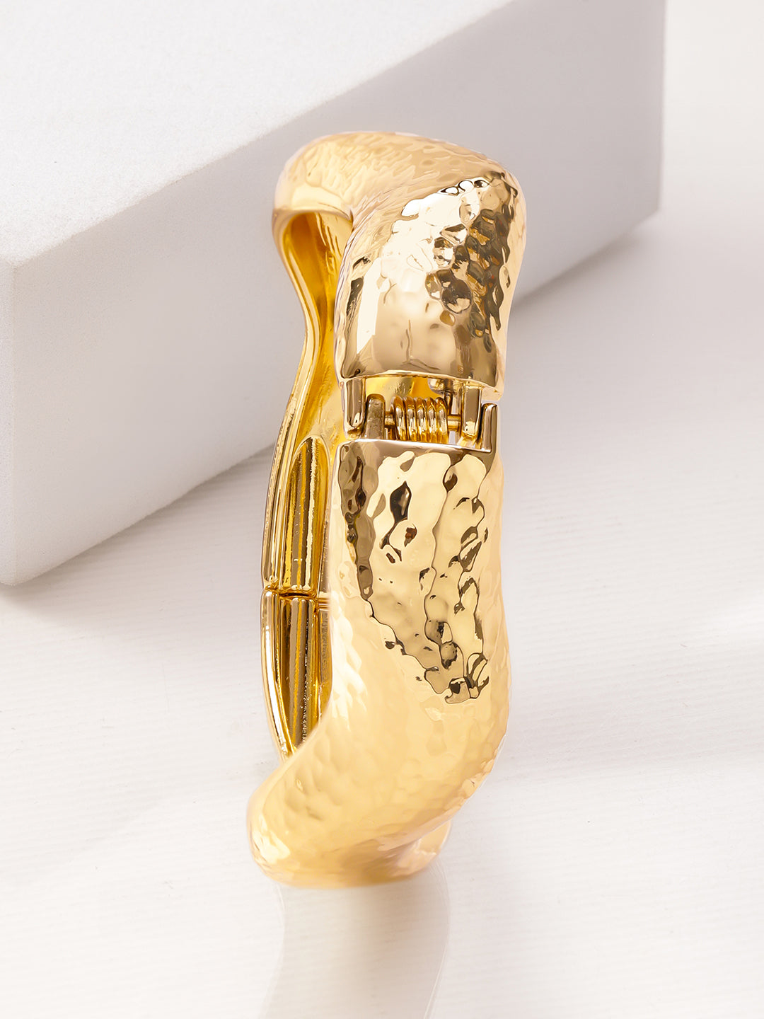 Wavy Textured Bold Statement Gold Bracelet フリーサイズ