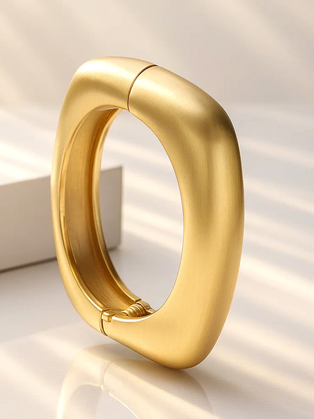 Geometric Gold Toned Bold Modern Bracelet フリーサイズ