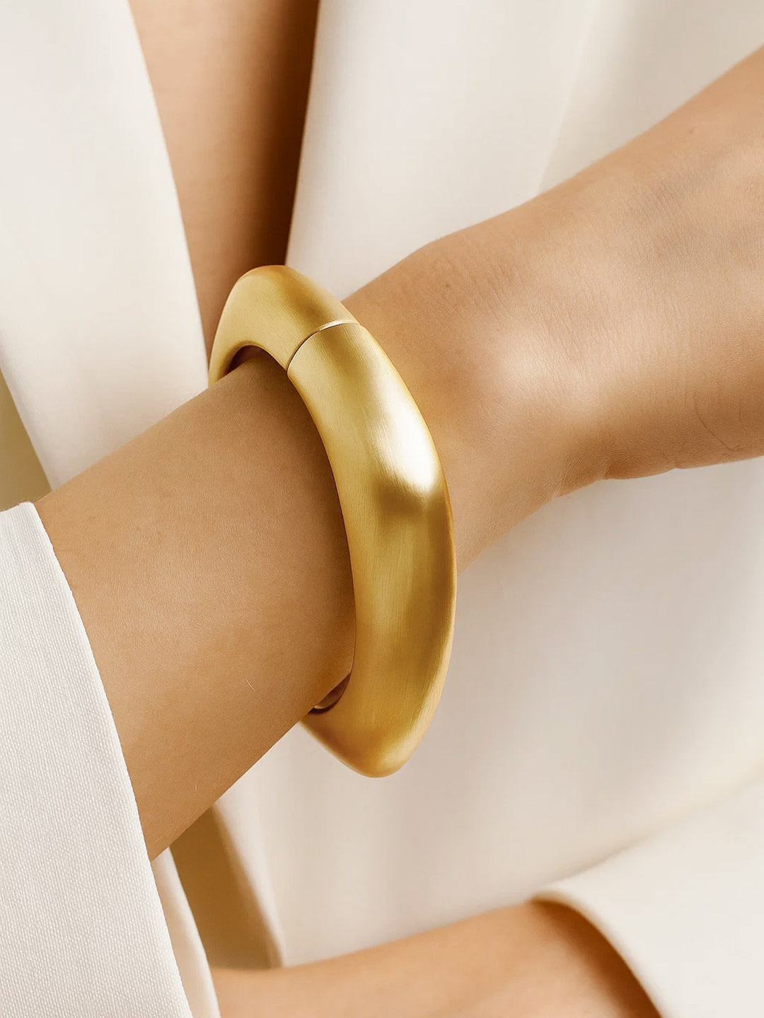 Geometric Gold Toned Bold Modern Bracelet フリーサイズ