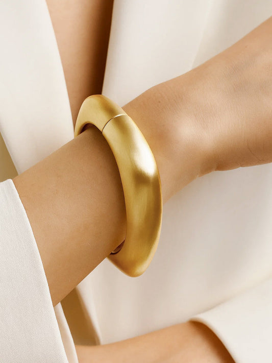Geometric Gold Toned Bold Modern Bracelet フリーサイズ