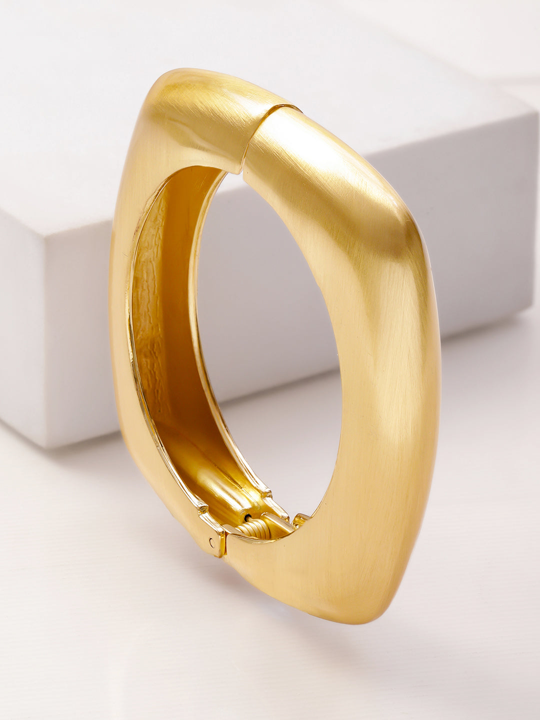 Geometric Gold Toned Bold Modern Bracelet フリーサイズ