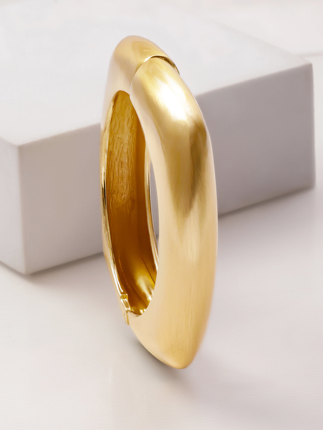 Geometric Gold Toned Bold Modern Bracelet フリーサイズ