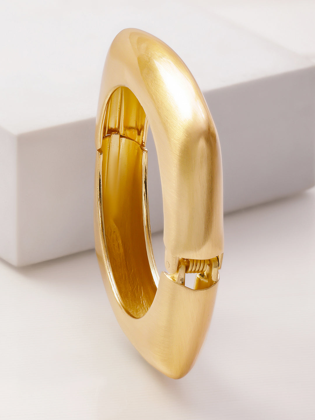 Geometric Gold Toned Bold Modern Bracelet フリーサイズ