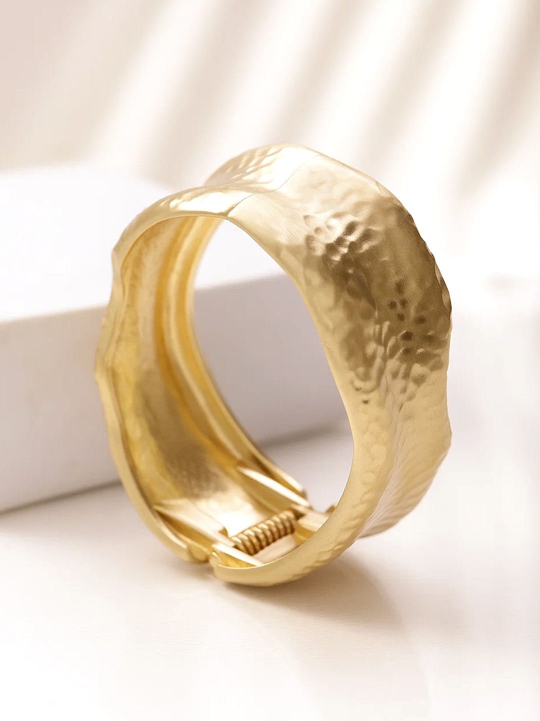 Gold Toned Sculpted Hammered Statement Bracelet フリーサイズ