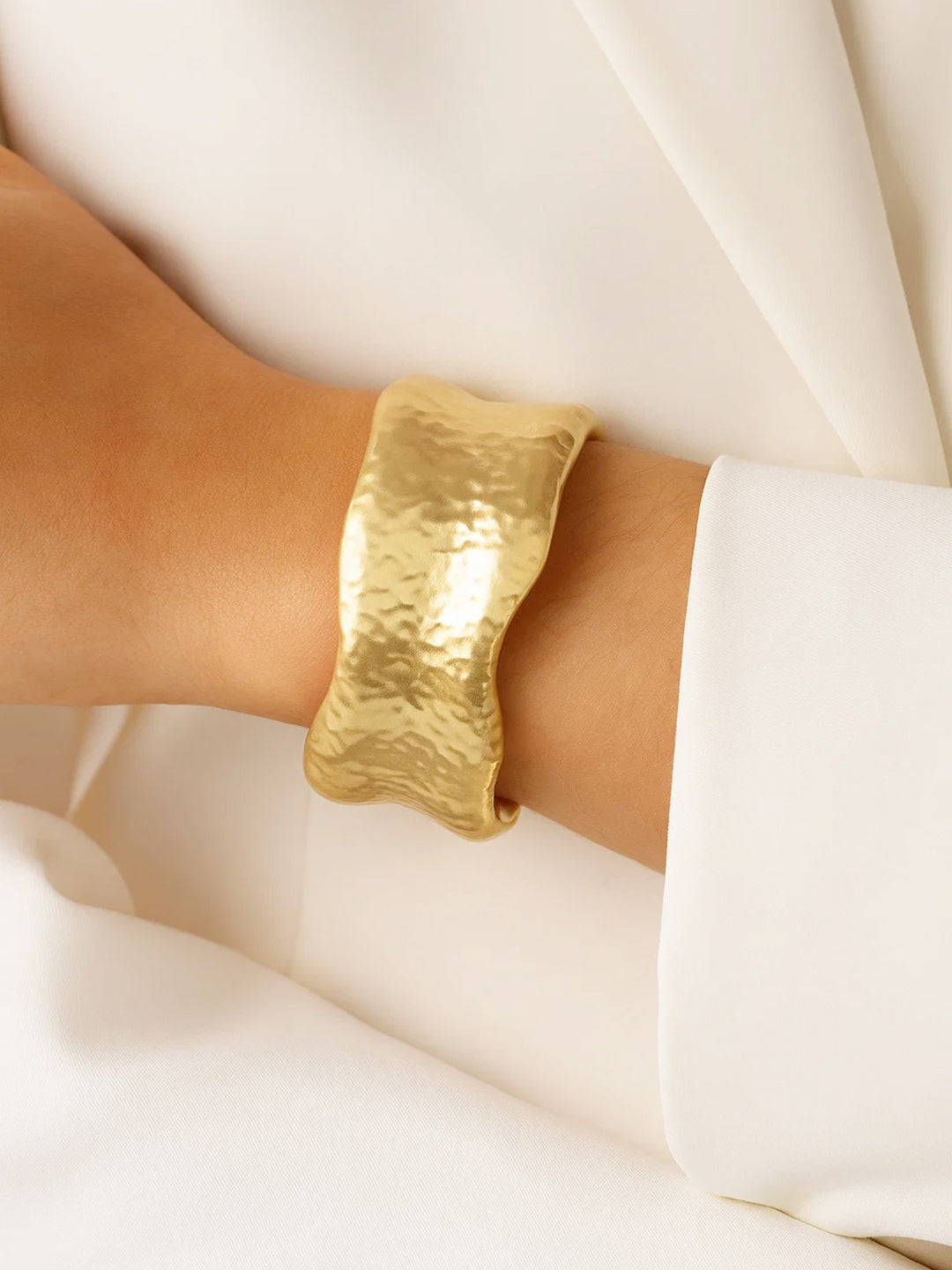 Gold Toned Sculpted Hammered Statement Bracelet フリーサイズ
