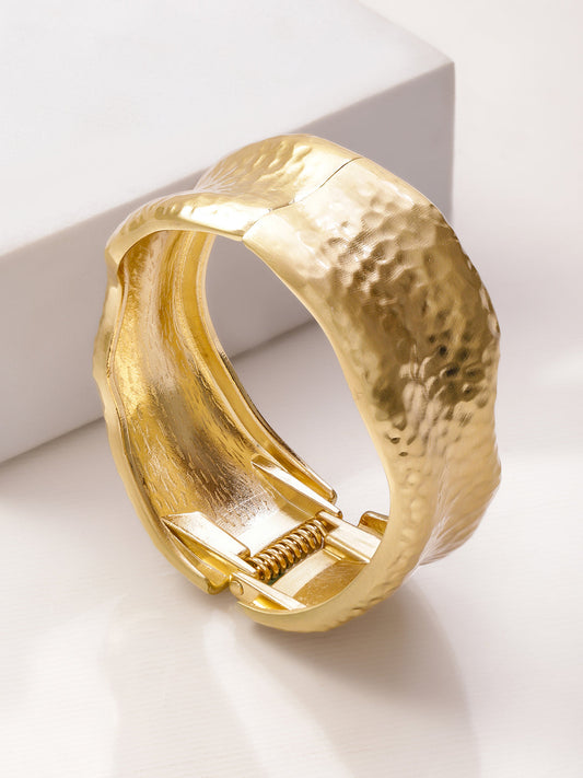 Gold Toned Sculpted Hammered Statement Bracelet フリーサイズ