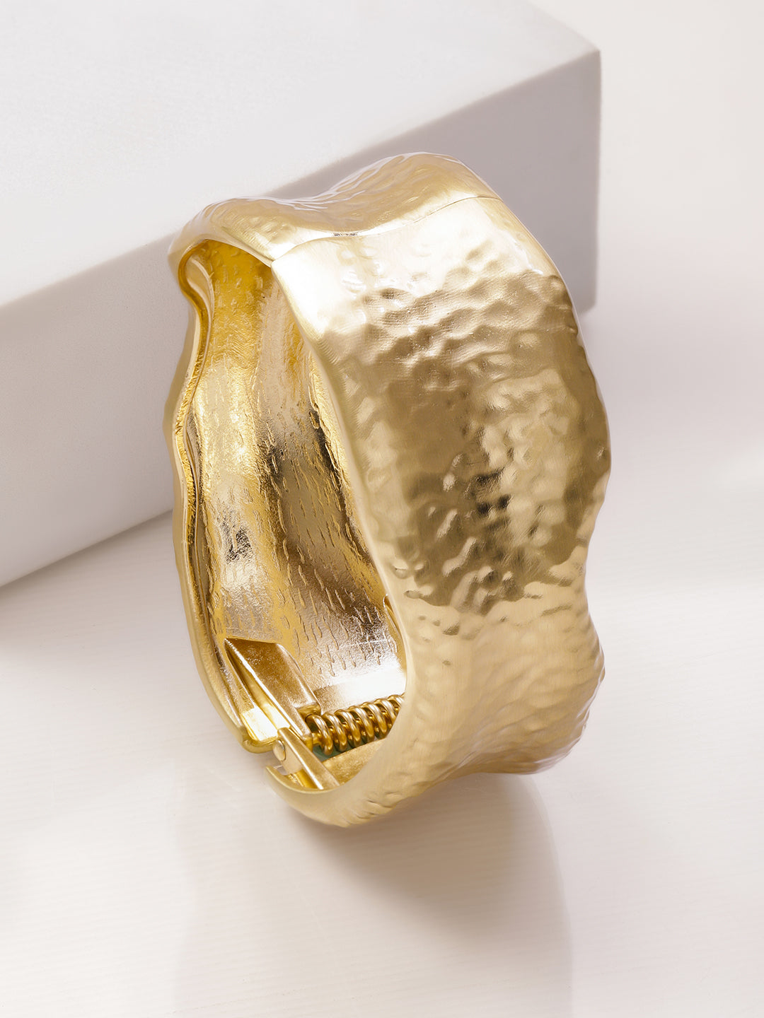 Gold Toned Sculpted Hammered Statement Bracelet フリーサイズ