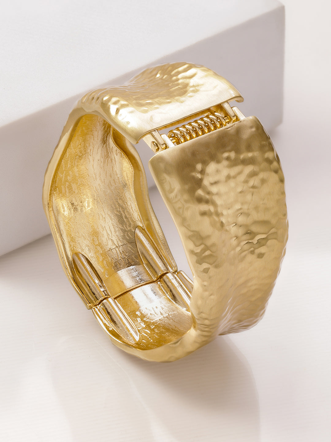 Gold Toned Sculpted Hammered Statement Bracelet フリーサイズ