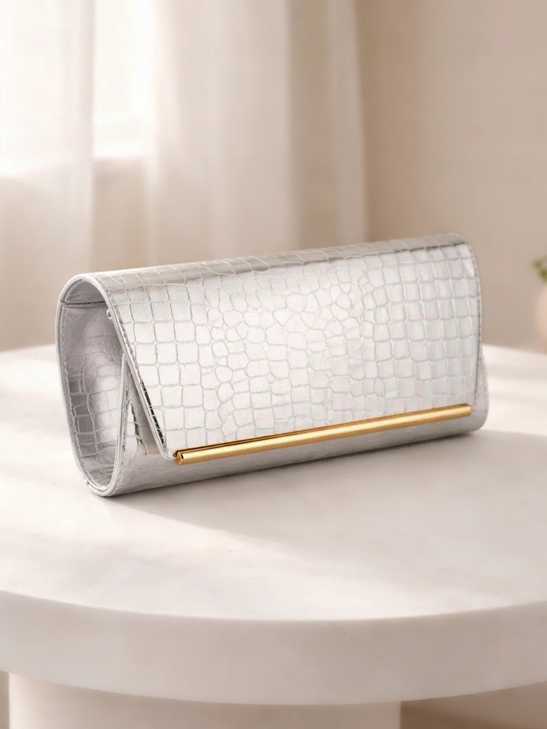 Metallic Silver Croc Chic Envelope Clutch フリーサイズ