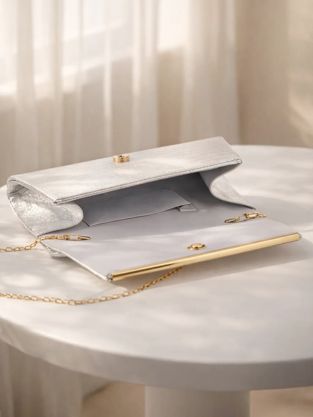 Metallic Silver Croc Chic Envelope Clutch フリーサイズ
