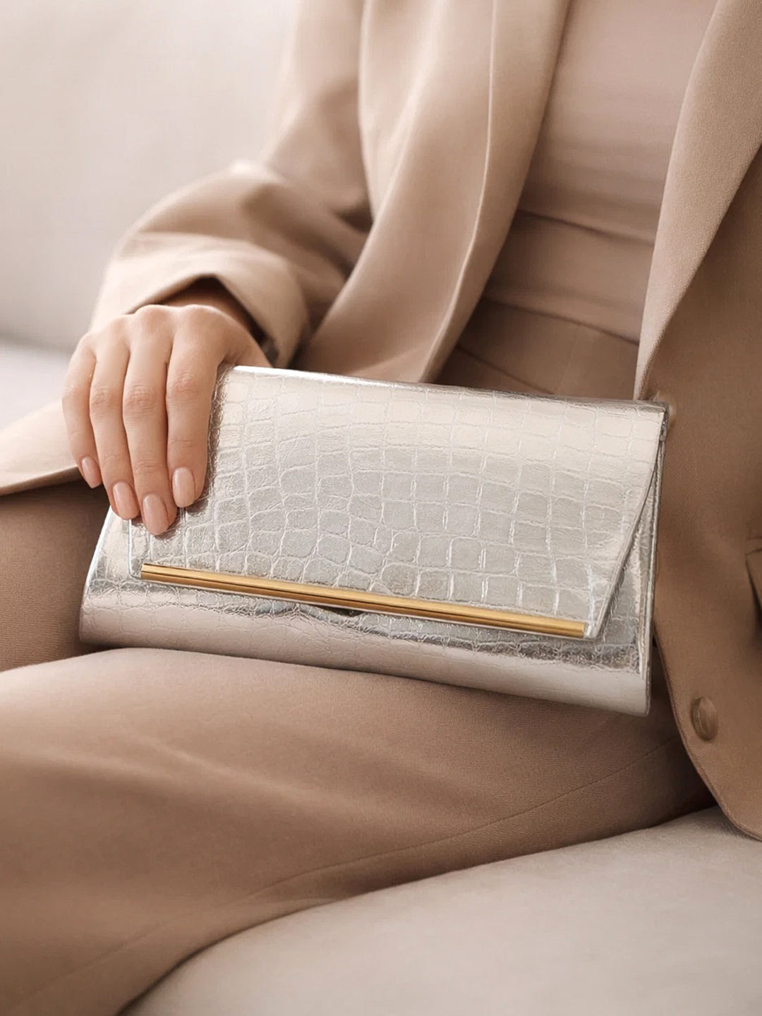 Metallic Silver Croc Chic Envelope Clutch フリーサイズ