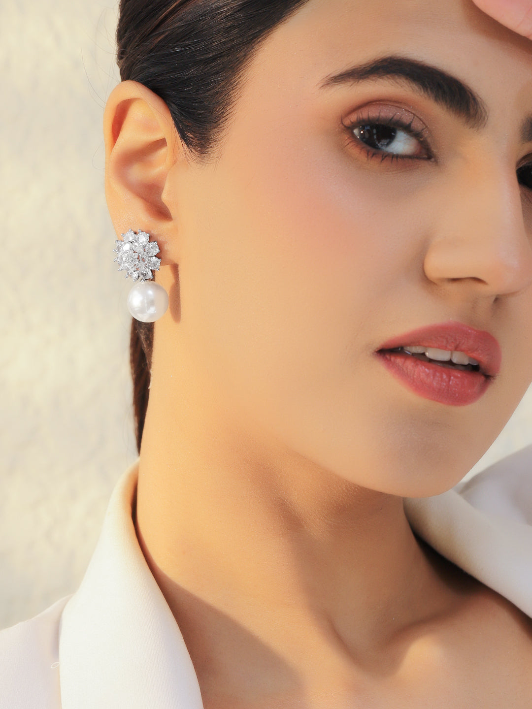 Floral White Pearl Drop Stud Earrings フリーサイズ
