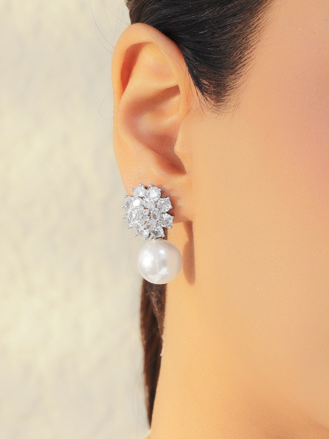Floral White Pearl Drop Stud Earrings フリーサイズ