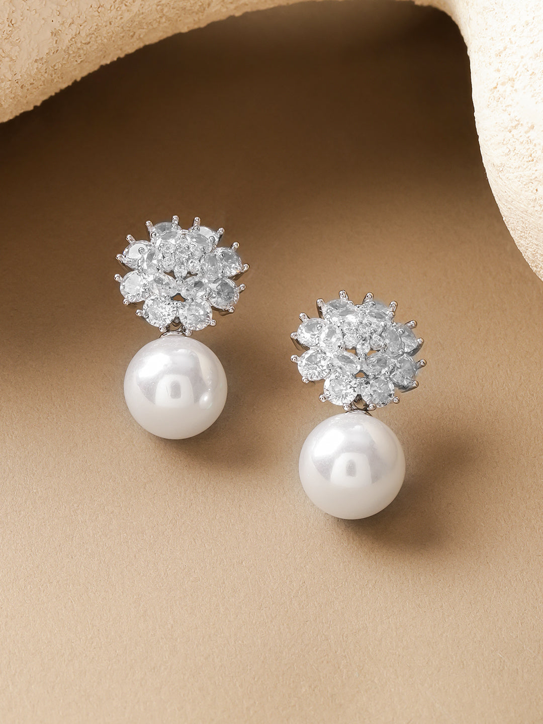 Floral White Pearl Drop Stud Earrings フリーサイズ