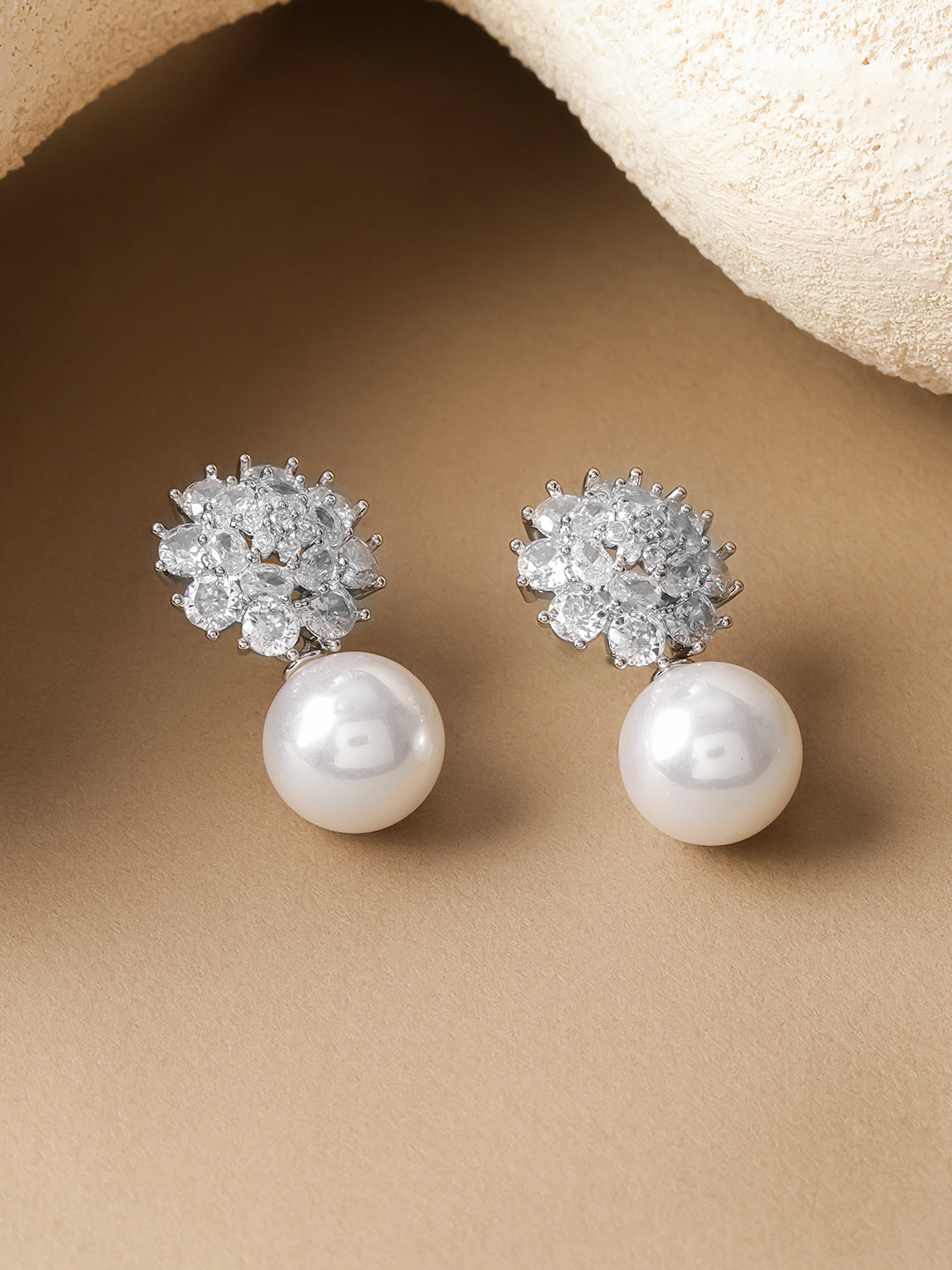 Floral White Pearl Drop Stud Earrings フリーサイズ