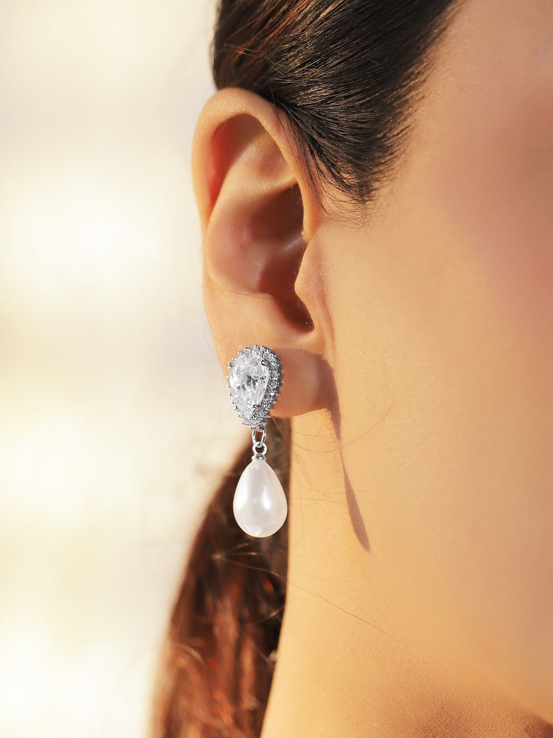 White Crystal Pearl Drop Earrings フリーサイズ