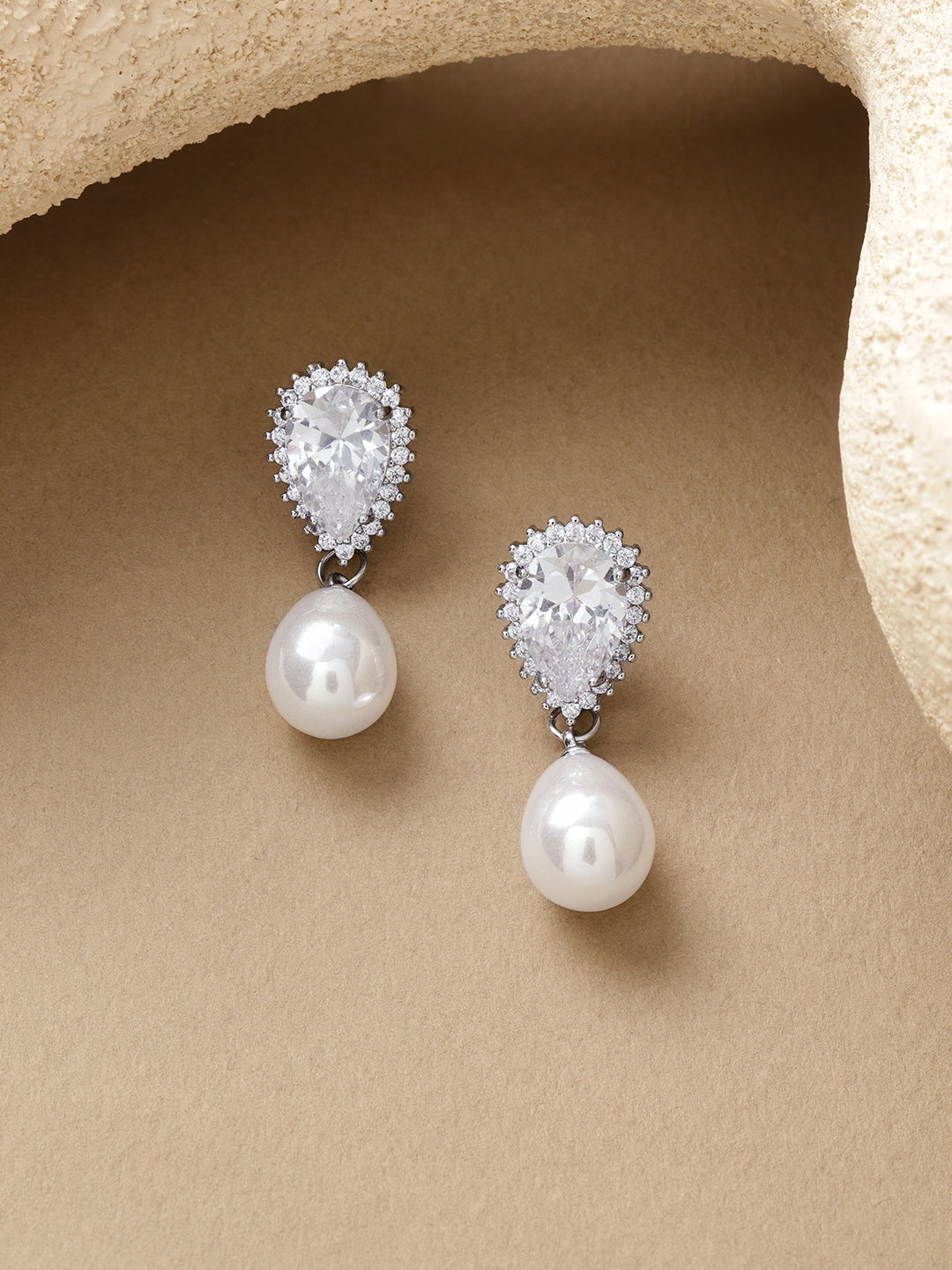 White Crystal Pearl Drop Earrings フリーサイズ