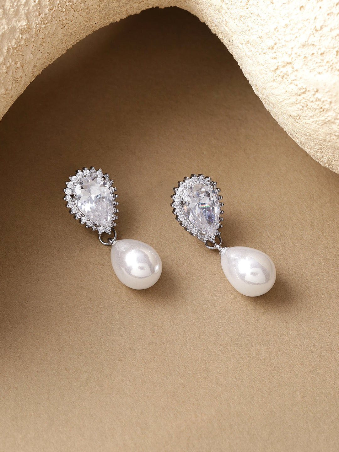 White Crystal Pearl Drop Earrings フリーサイズ