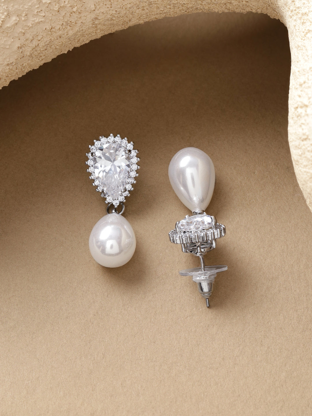 White Crystal Pearl Drop Earrings フリーサイズ