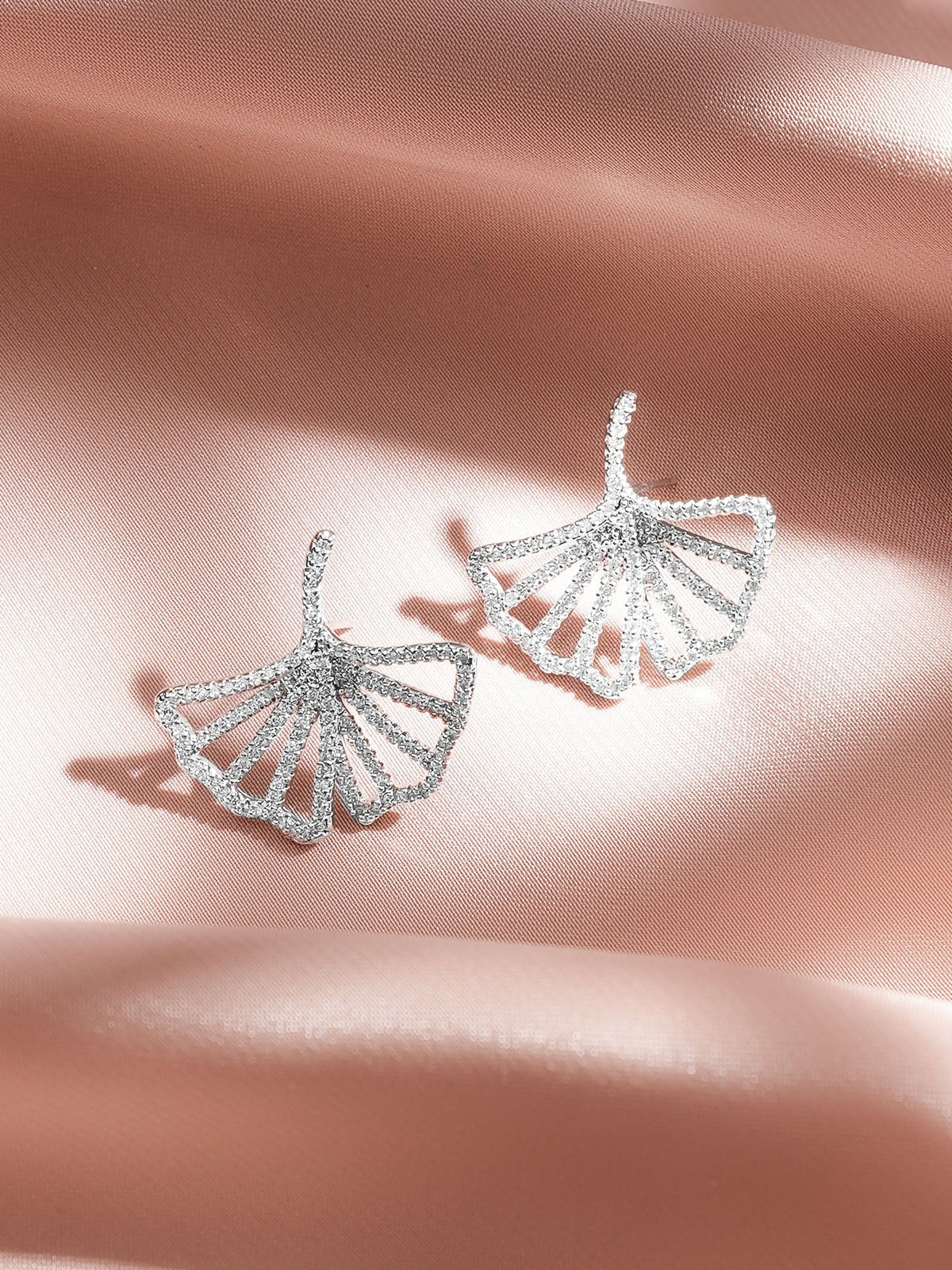 Rubans Rhodium-Plated White Crystal AD Open Fan Motif Stylish Statement Stud Earrings フリーサイズ