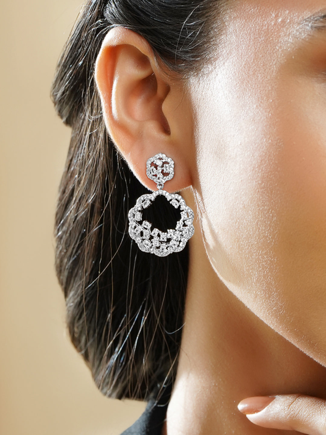Rubans Rhodium-Plated White Zirconia Studded Floral Design Drop Earrings フリーサイズ