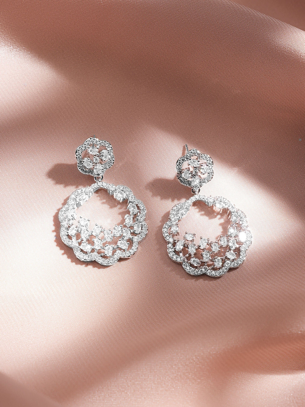 Rubans Rhodium-Plated White Zirconia Studded Floral Design Drop Earrings フリーサイズ
