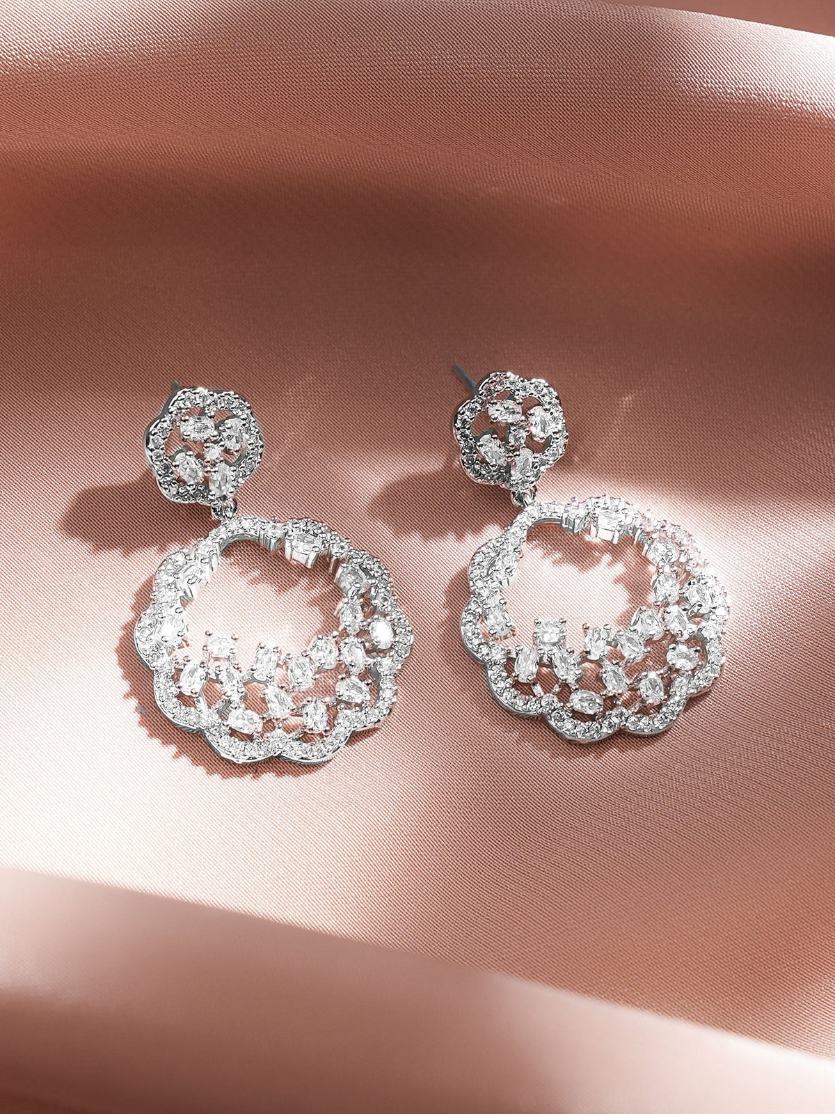 Rubans Rhodium-Plated White Zirconia Studded Floral Design Drop Earrings フリーサイズ