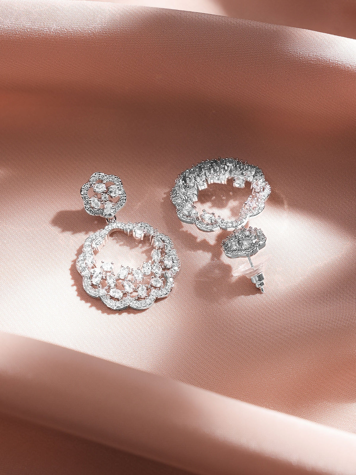 Rubans Rhodium-Plated White Zirconia Studded Floral Design Drop Earrings フリーサイズ