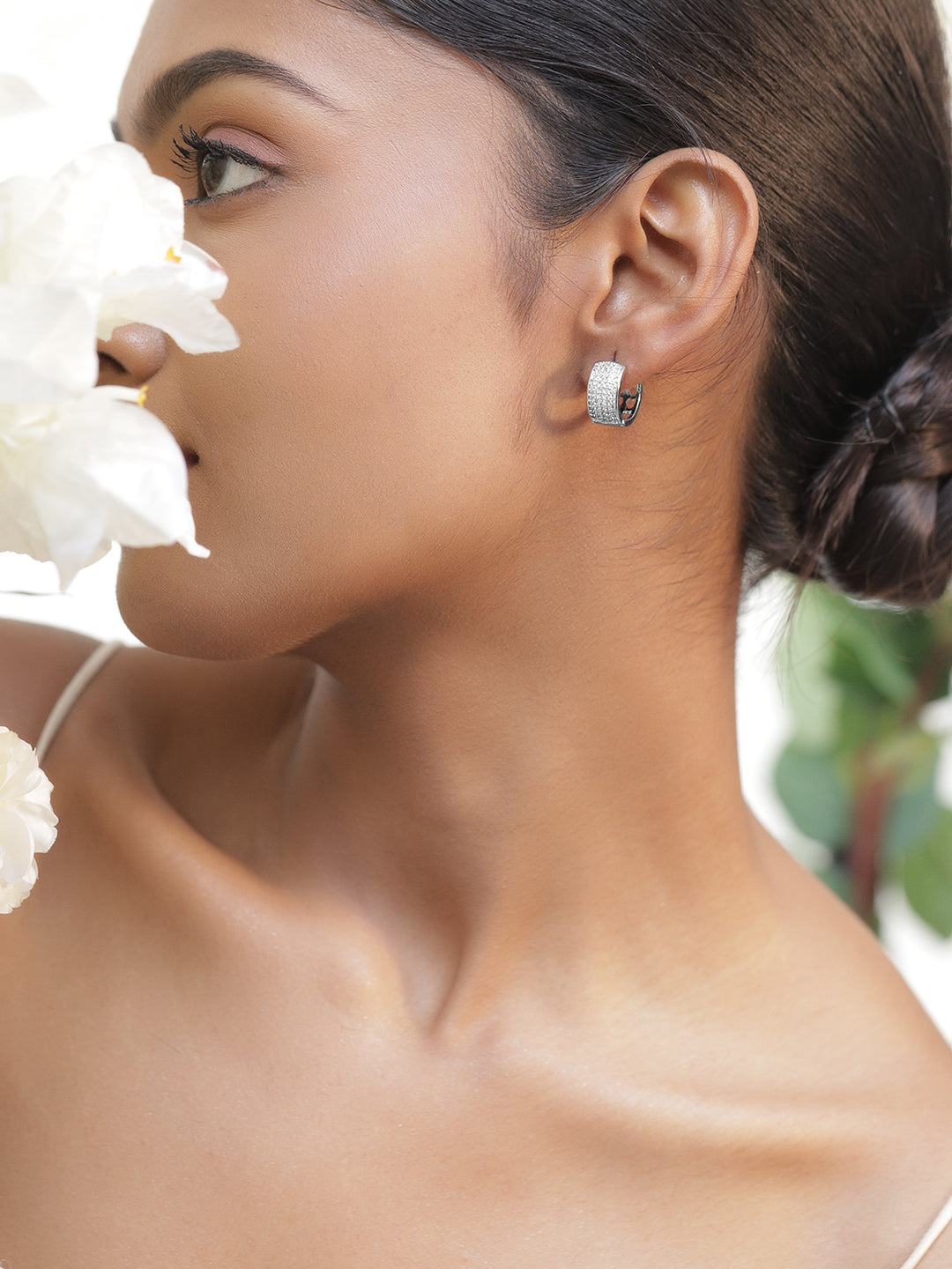 Sleek Silver American Diamond Zirconia Hoops フリーサイズ