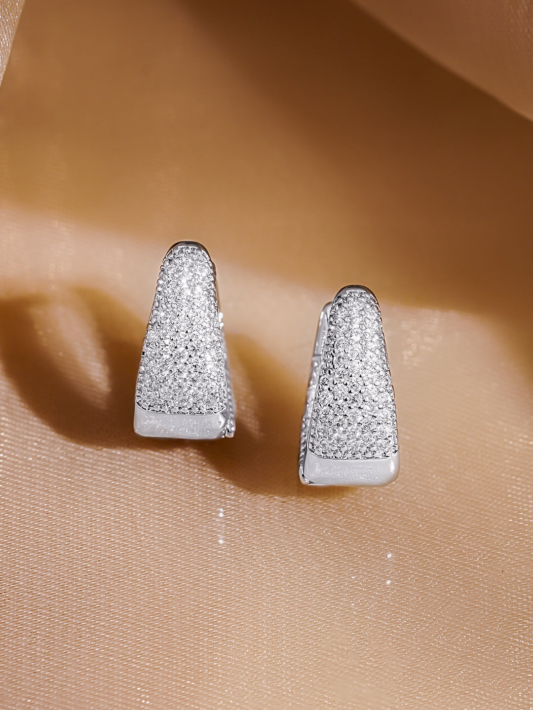 Rubans Rhodium-Plated Crystal Zirconia Tapered Minimal Huggie Hoop Earrings フリーサイズ