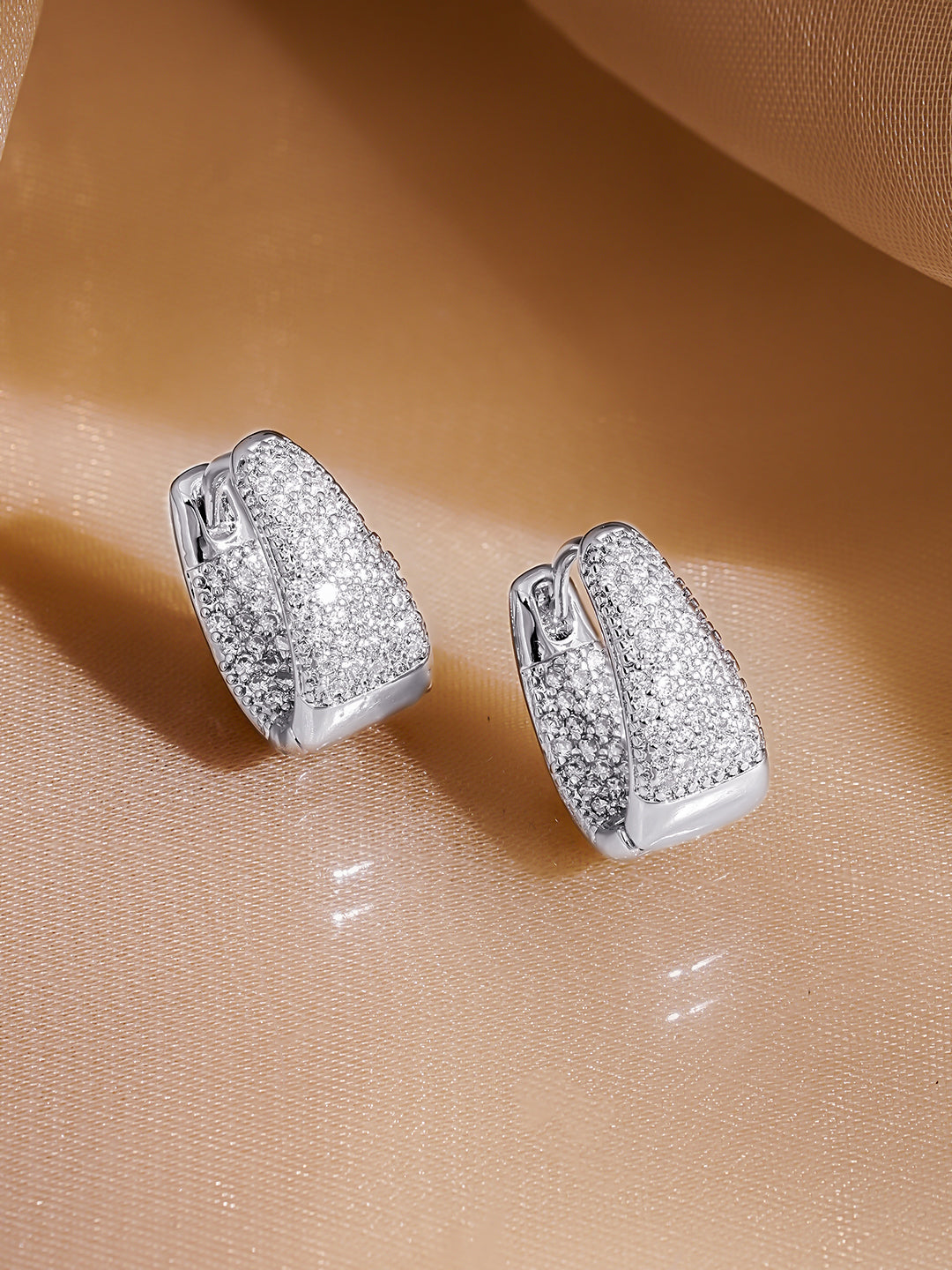Rubans Rhodium-Plated Crystal Zirconia Tapered Minimal Huggie Hoop Earrings フリーサイズ