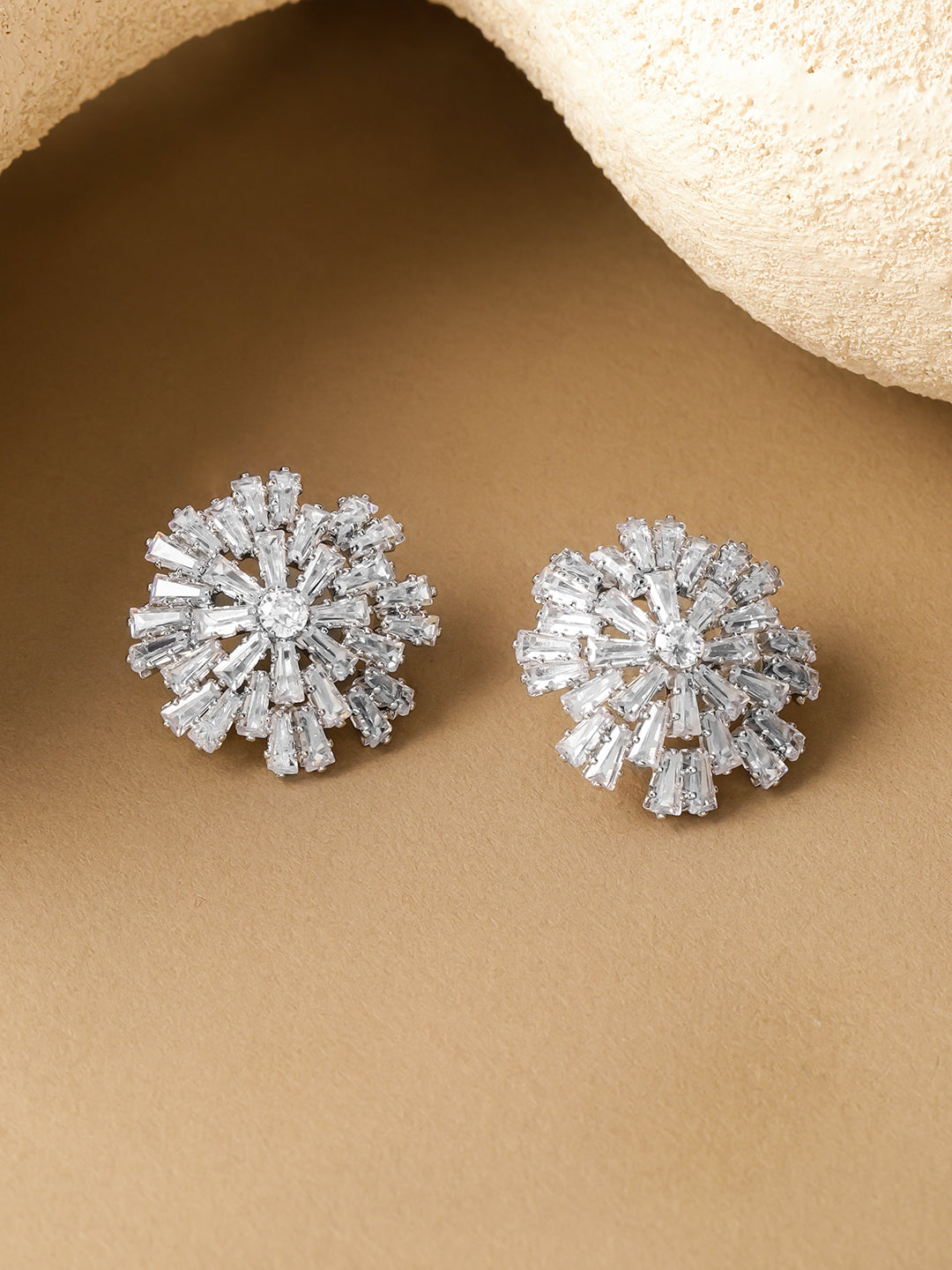 【Rubans】 Snowflake Crystal Stud Earrings｜スノーフレーク クリスタル スタッドイヤリング