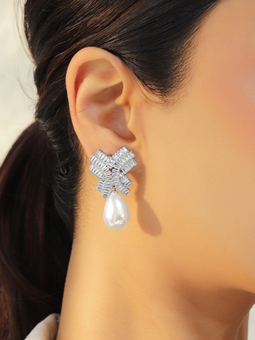 【Rubans】 Rhodium Crystal Studded Pearl Drop Earrings｜ロジウム クリスタル スタッデッド パール ドロップイヤリング