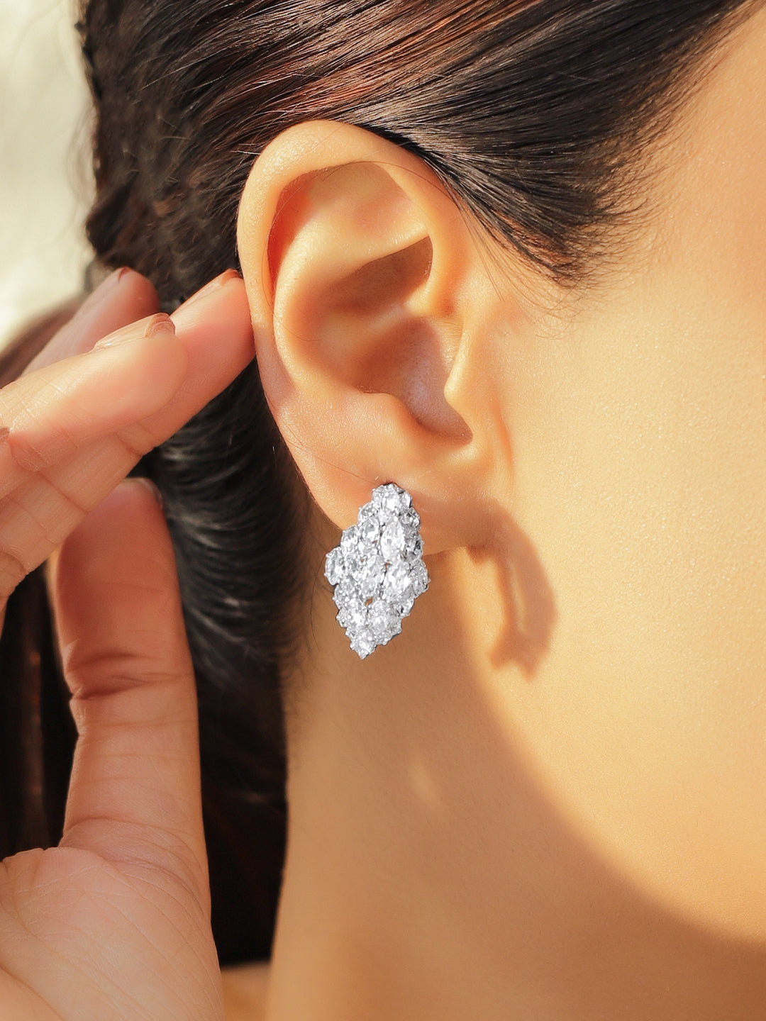 White Crystal Drops Stud Earrings フリーサイズ
