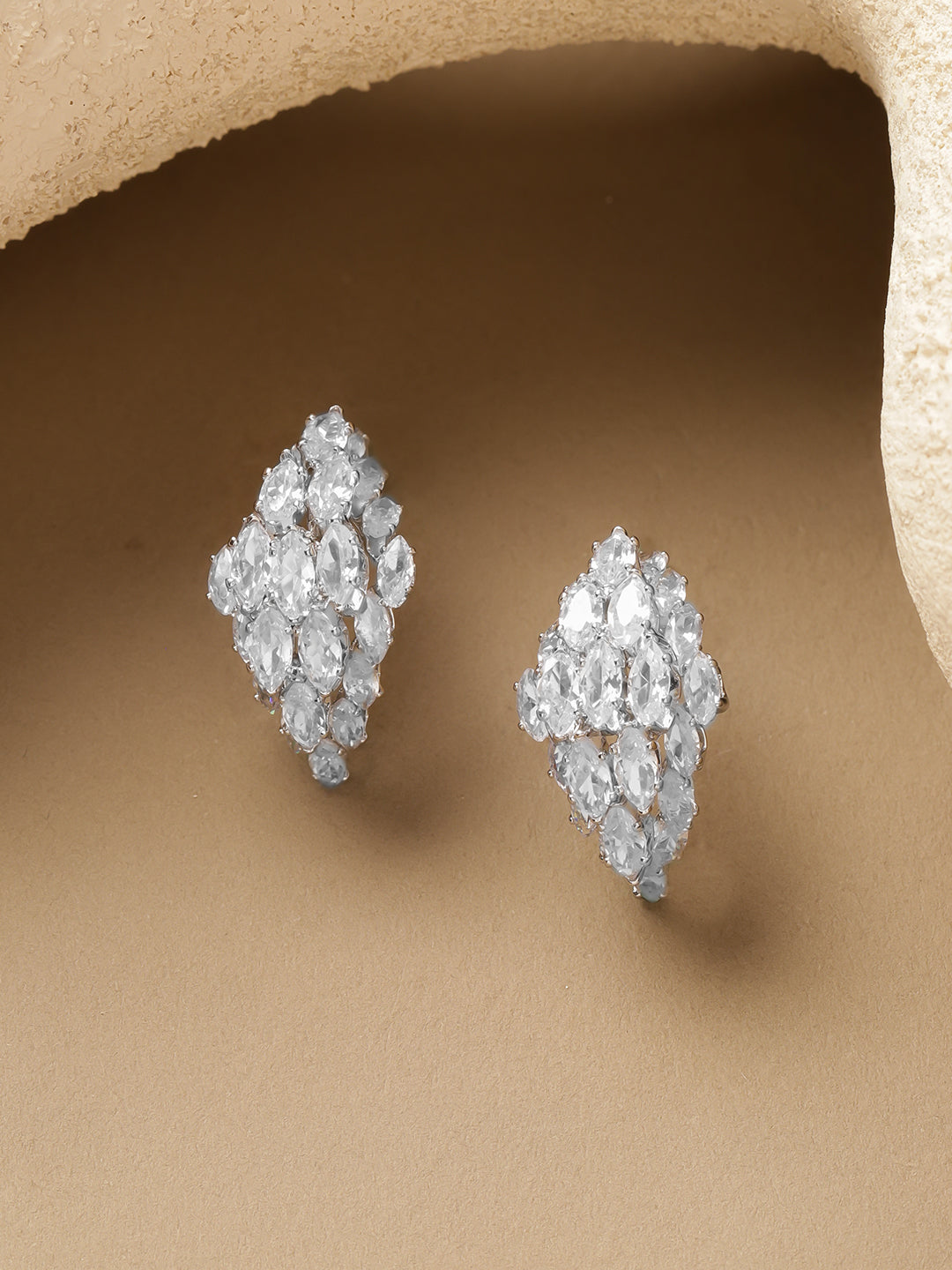 White Crystal Drops Stud Earrings フリーサイズ