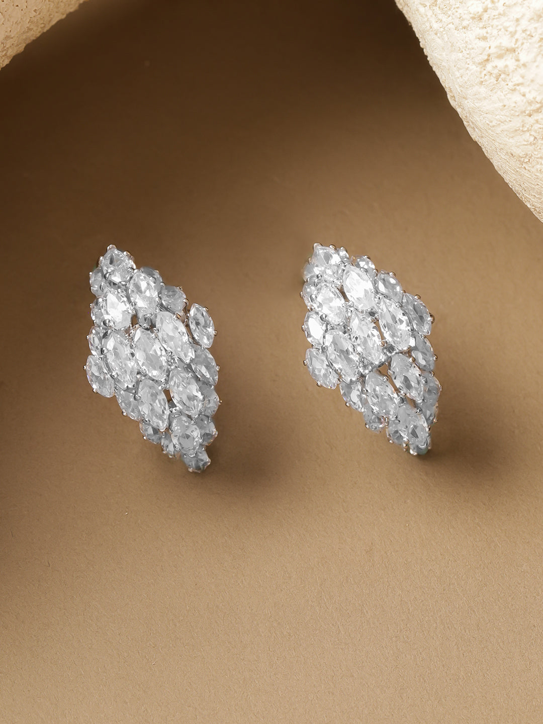White Crystal Drops Stud Earrings フリーサイズ