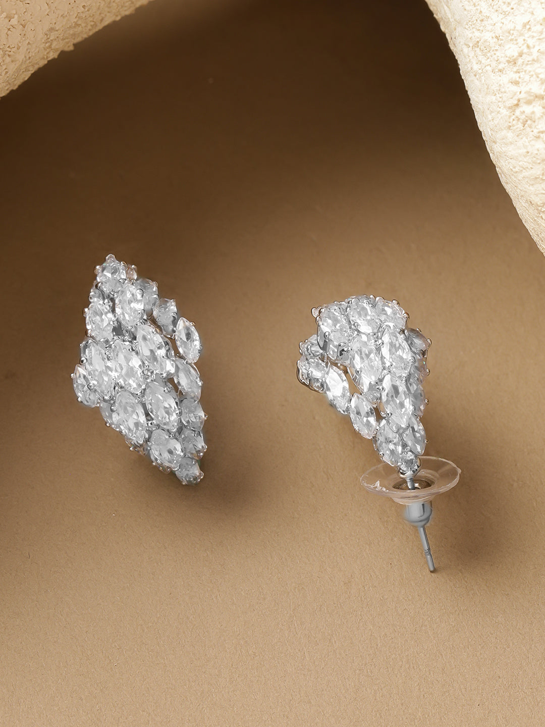 White Crystal Drops Stud Earrings フリーサイズ