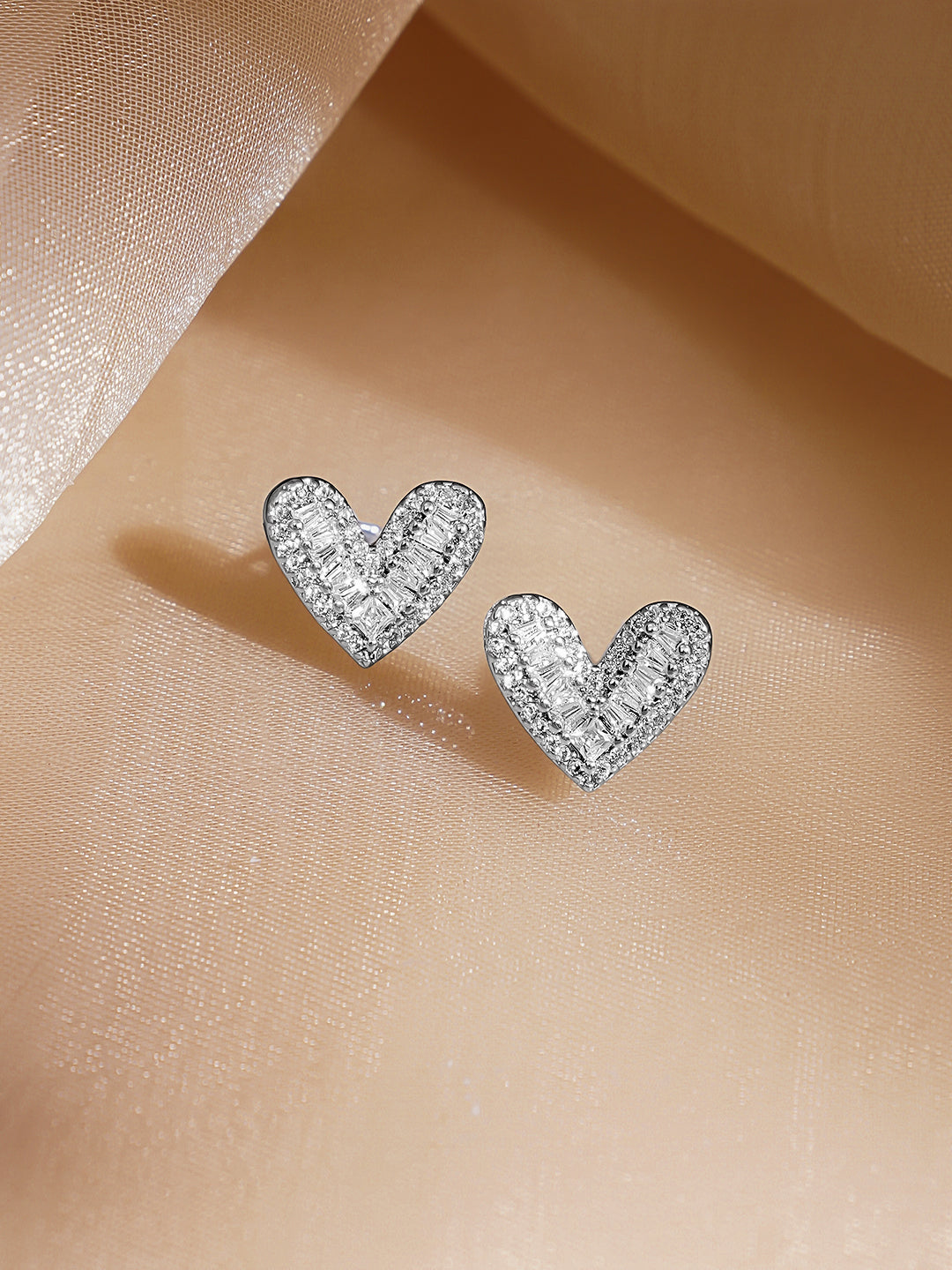 【Rubans】 Rhodium Plated Heart-Shaped Sparkling Cubic Zirconia Stud Earrings｜ロジウムメッキ ハートシェイプ キュービックジルコニア スタッドイヤリング