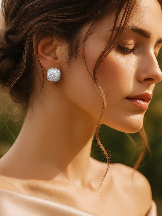 【Rubans】 Rhodium-Plated Cushion Stud Earrings with Crystal Zirconia Detailing｜ロジウムメッキ クッション スタッドイヤリング クリスタルジルコニア