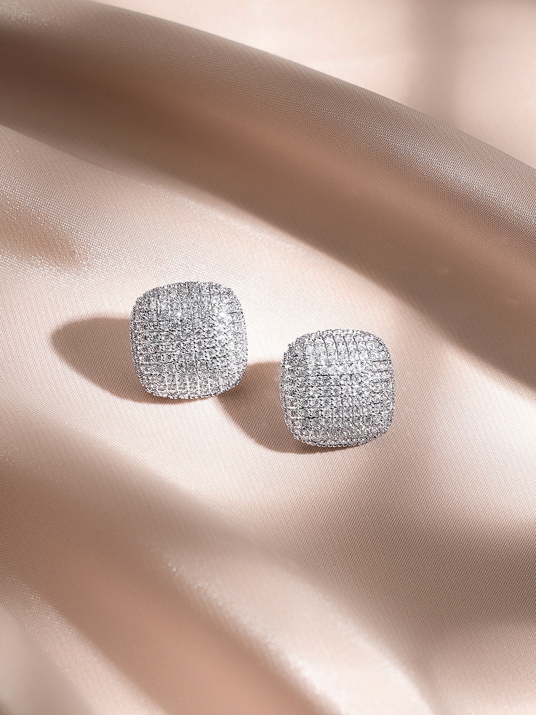 【Rubans】 Rhodium-Plated Cushion Stud Earrings with Crystal Zirconia Detailing｜ロジウムメッキ クッション スタッドイヤリング クリスタルジルコニア